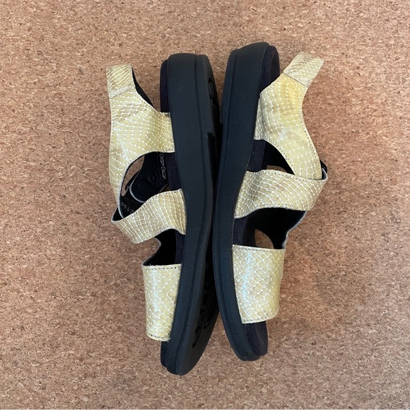 Mephisto Eva Sandal Snakeskin Pattern Camel Comfort Walking Shoe Sz EU 37 US 6 - Picture 7 of 11